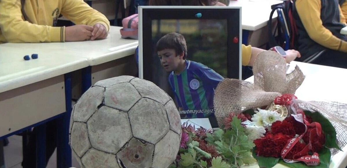 Üzerine kale direği devrilen Yiğit'in boş kalan sırasına çiçek ve futbol topu bırakıldı