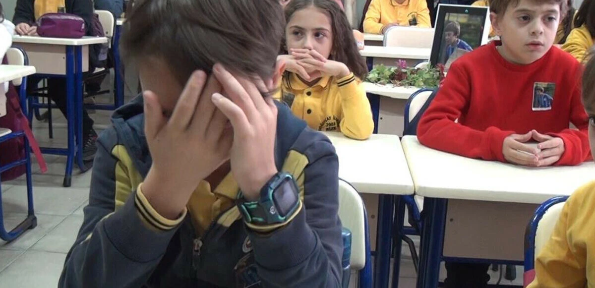 Üzerine kale direği devrilen Yiğit'in boş kalan sırasına çiçek ve futbol topu bırakıldı