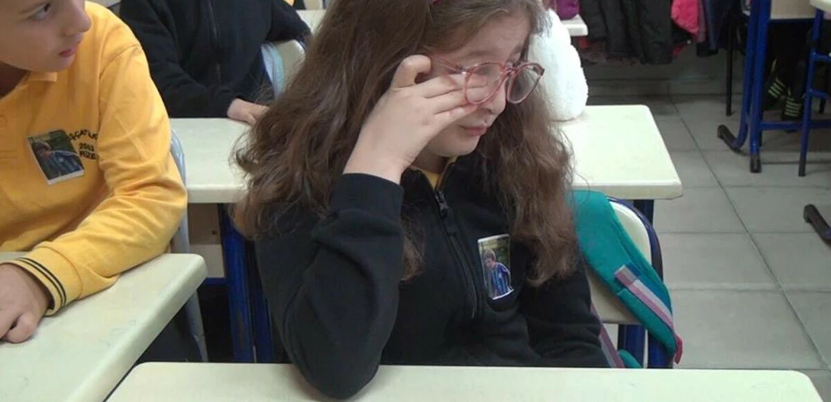 Üzerine kale direği devrilen Yiğit'in boş kalan sırasına çiçek ve <a href=