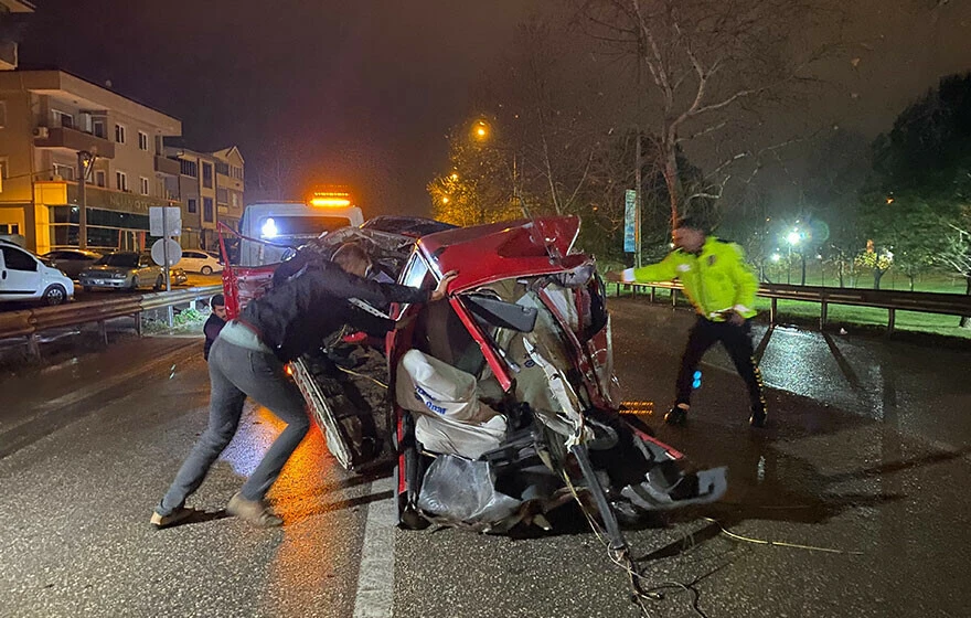 Belediye otobüsüne çarpan şahin model otomobil ikiye bölündü: Sürücü hayatını kaybetti