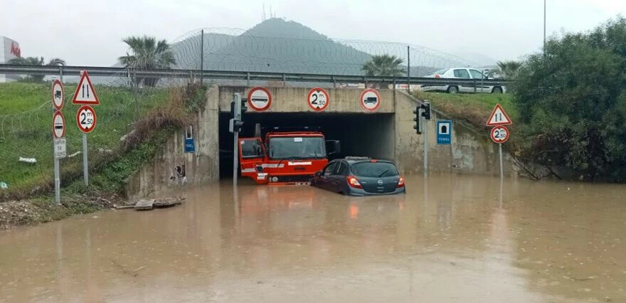 İzmir’i sağanak vurdu! caddeler göle döndü, araçlar sulara gömüldü