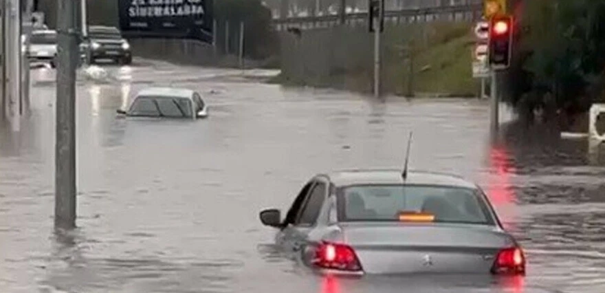 İzmir’i sağanak vurdu! caddeler göle döndü, araçlar sulara gömüldü