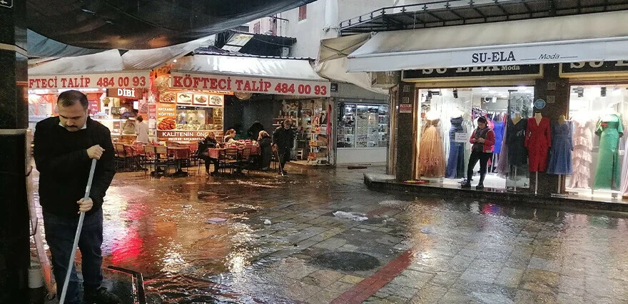 İzmir’i sağanak vurdu! caddeler göle döndü, araçlar sulara gömüldü