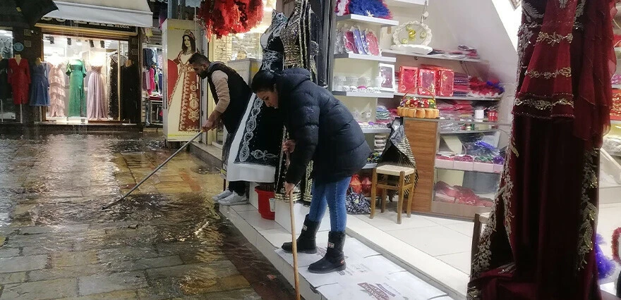 İzmir’i sağanak vurdu! caddeler göle döndü, araçlar sulara gömüldü