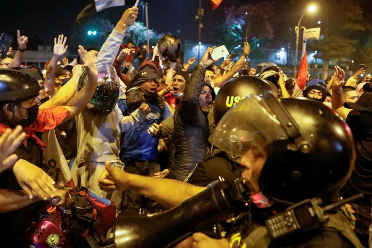 Peru'da protestolar büyüyor! Ölü sayısı arttı havalimanı işgal edildi