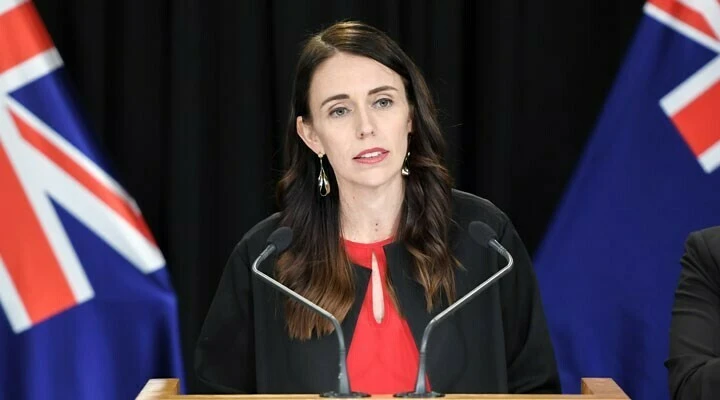 Yeni Zelanda Başbakanı mikrofonu unuttu muhalif parti liderine küfrü bastı