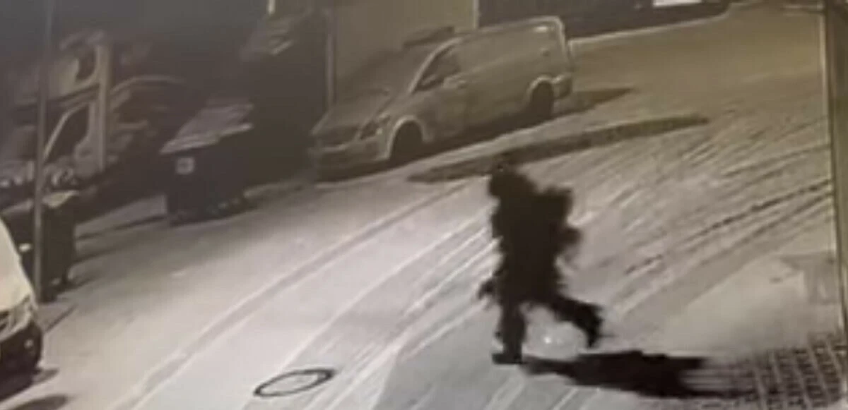 Yılbaşı ağacı gibi giyinip yaptığı herkesi şoke etti! Güvenlik kameralarından izlediler