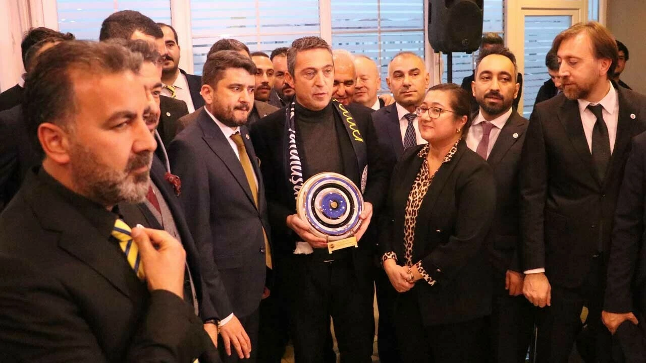 Fenerbahçe Başkanı Ali Koç, Tunceli'de öğrencilerle buluştu