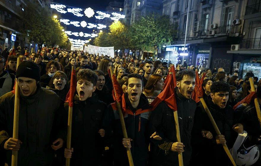 Yunanistan’da 16 yaşındaki çocuğun polis kurşunuyla ölmesiyle başlayan eylemler başkent Atina’ya sıçradı: Çok sayıda kişi gözaltına alındı