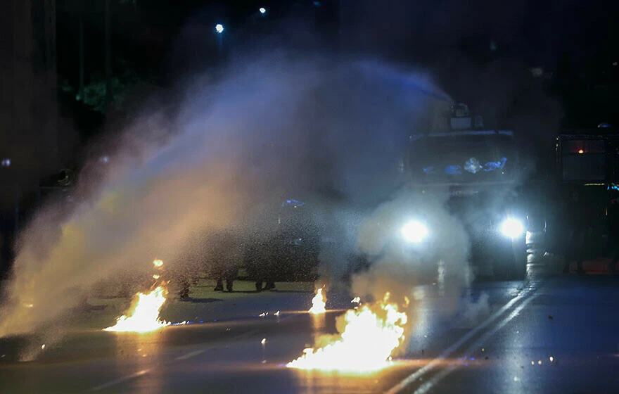 Yunanistan’da 16 yaşındaki çocuğun polis kurşunuyla ölmesiyle başlayan eylemler başkent Atina’ya sıçradı: Çok sayıda kişi gözaltına alındı