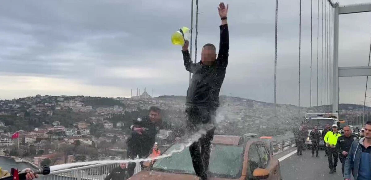 15 Temmuz Şehitler Köprüsü'nde panik dolu anlar: Otomobilin üzerine çıkıp <a href=