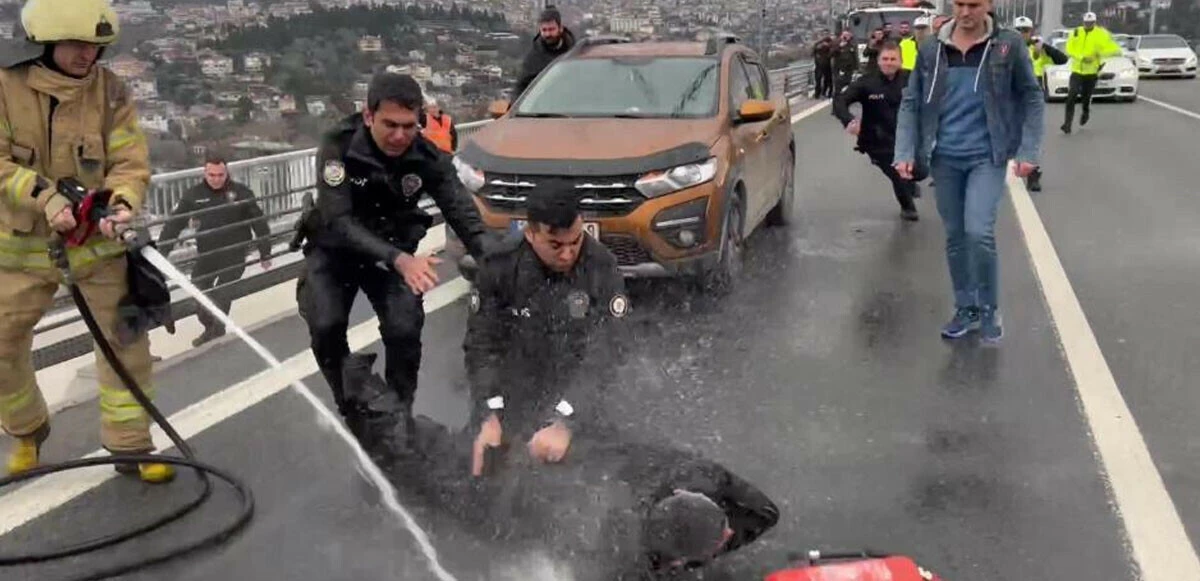 15 Temmuz Şehitler Köprüsü'nde panik dolu anlar: Otomobilin üzerine çıkıp benzin döktü