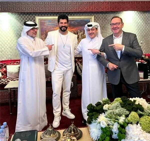 Burak Özçivit'ten hamile eşi Fahriye Evcen'e milyonluk doğum günü hediyesi