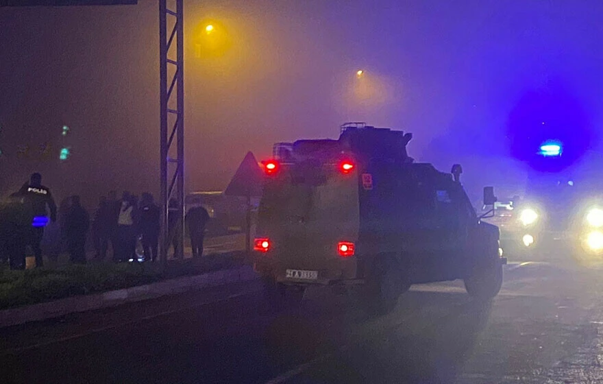Son dakika: Diyarbakır'da göreve giden polis aracına bombalı saldırı! Yaralılar var, gözaltı sayısı arttı