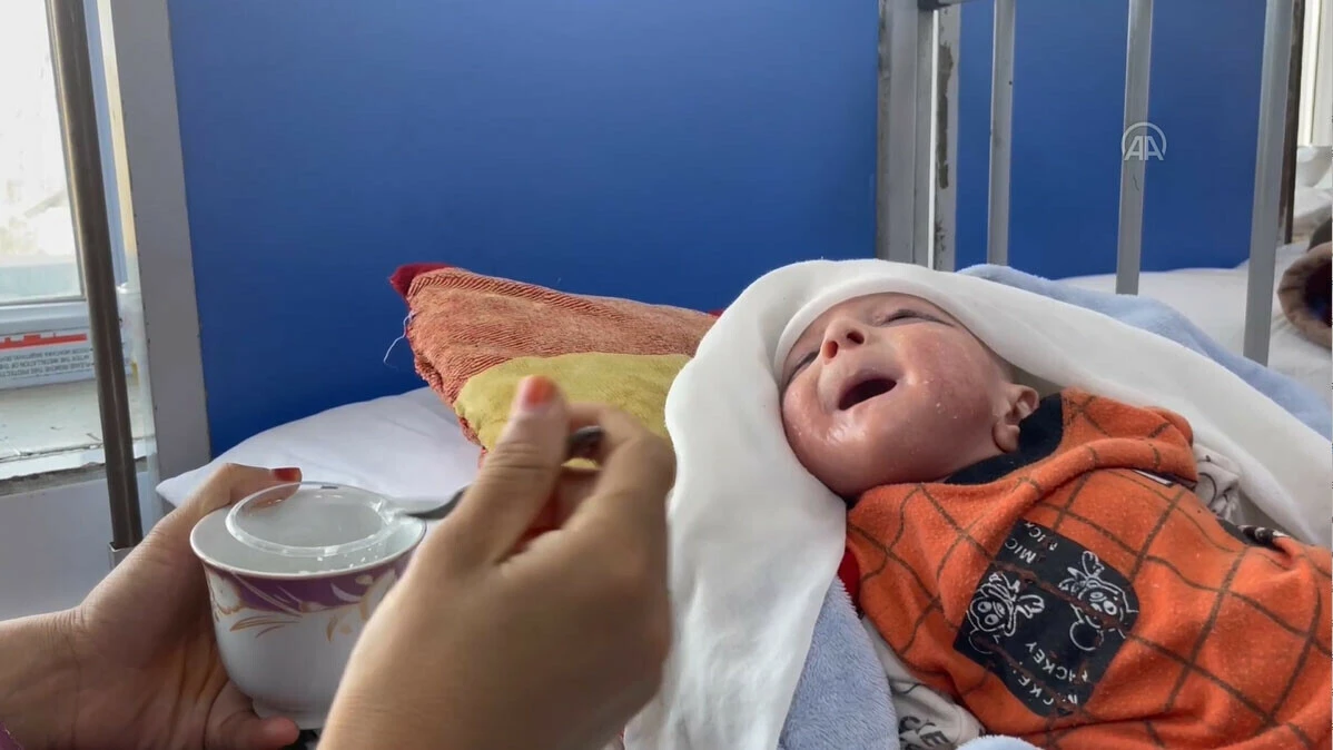 Dünyadaki ilk yıllarında açlıkla boğuşuyorlar, her ay yaklaşık 10 çocuk ölüyor! Afganistan'da acılı anneler anlattı