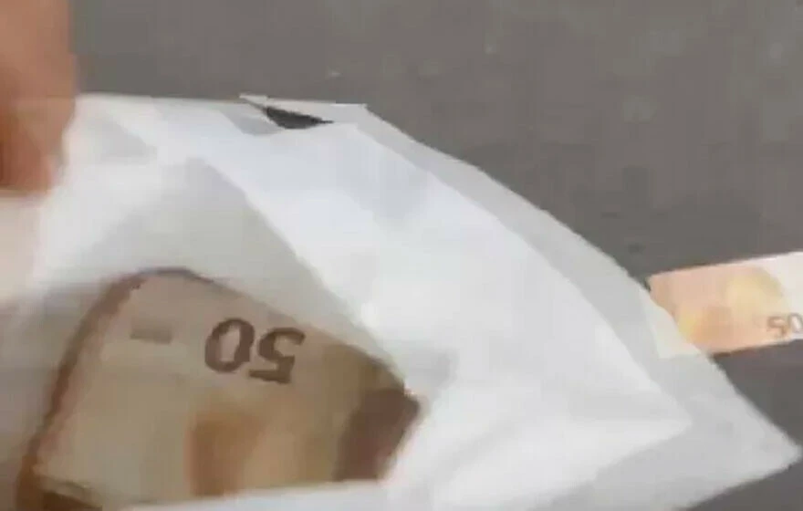 Herkes arabadan indi ve paraları toplamaya başladı! Havaya saçılan milyonları almak için birbirleriyle yarıştılar