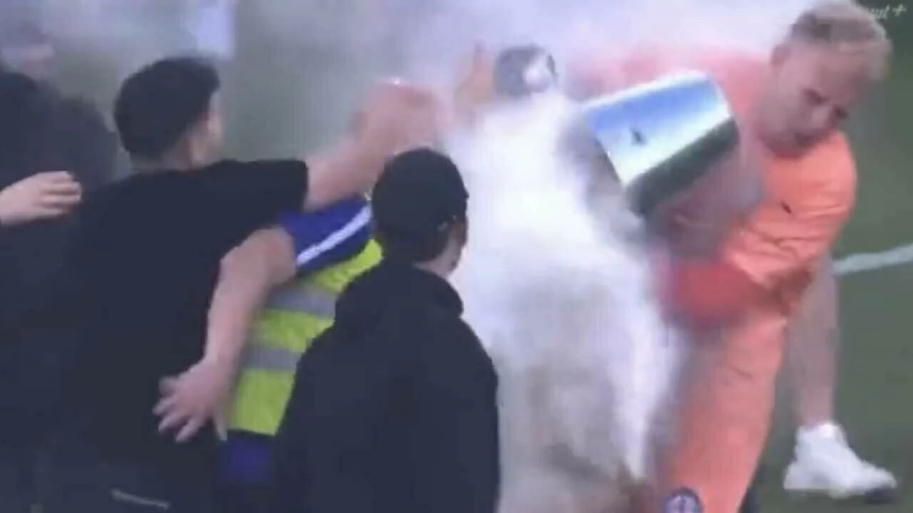 Avustralya derbisinde skandal olaylar: Kaleciye metal kovayla vurdular!