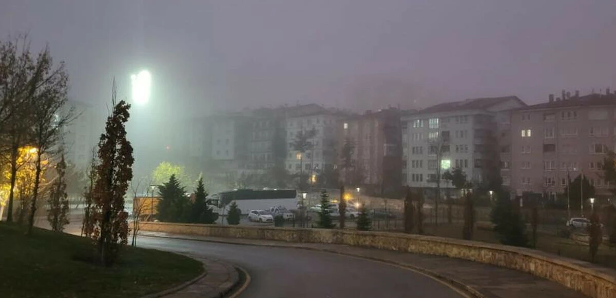 Ankara güne sisle uyandı, görüş mesafesi 10 metreye düştü
