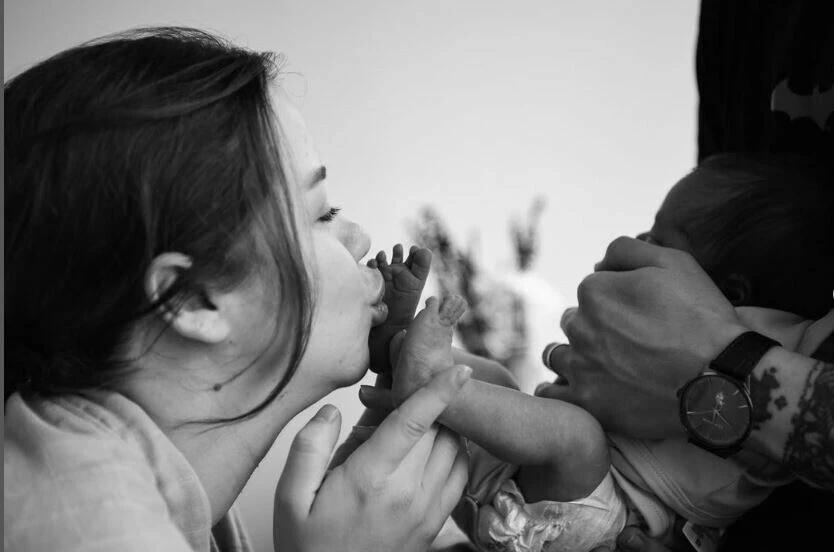 Alemin Kıralı’nın Ahsen’i anne oldu: Yeni doğan bebeğinin ilk fotoğraflarını paylaştı