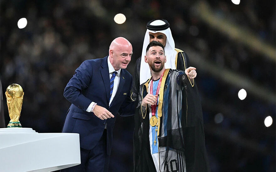 Dünya Kupası'nda çok tartışılan görüntü: Lionel Messi'ye neden cübbe giydirildi? Sebebi ortaya çıktı