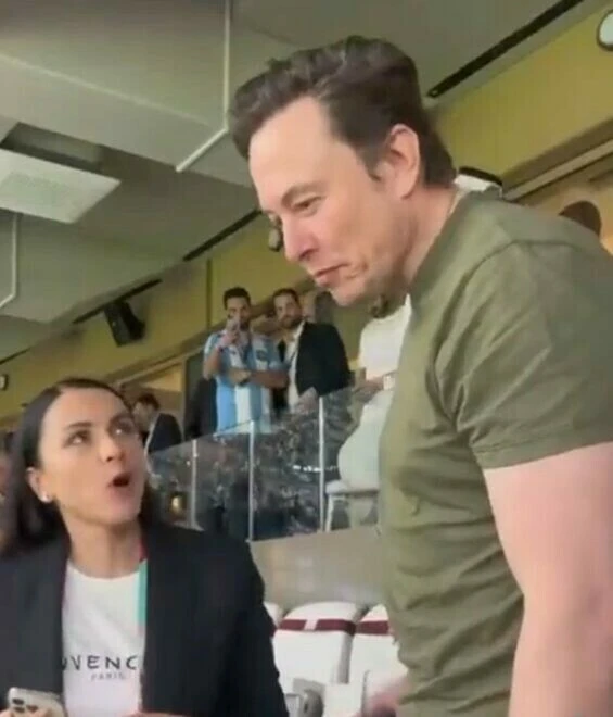 Elon Musk'ın çok konuşulan selfie'si! Putin yanlısı gazeteci ile yan yana