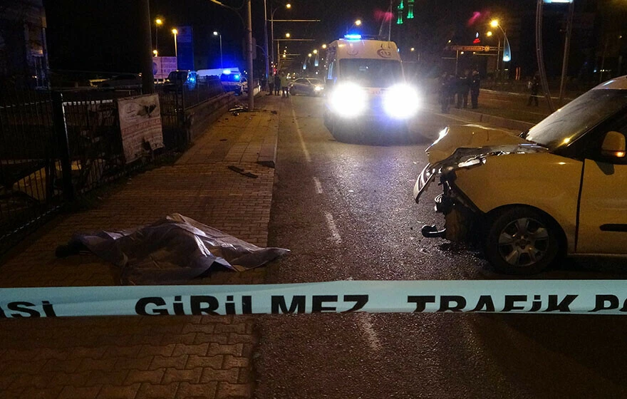 Kontrolden çıkan araç yayalara daldı: 2 kişi öldü, 1 kişi yaralandı