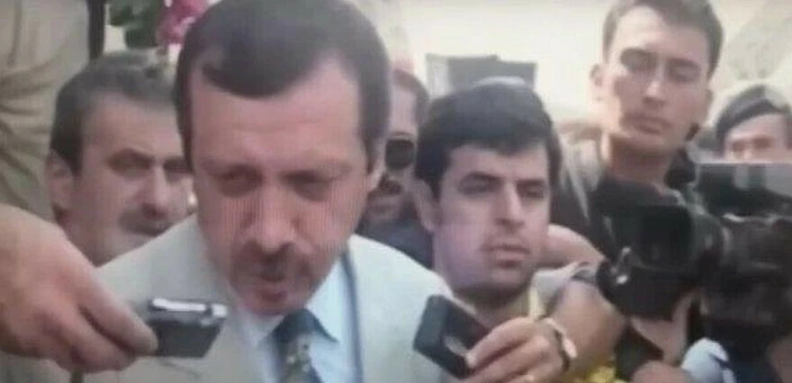 Cumhurbaşkanı Erdoğan'ın 1998'de siyasi yasak ve hapis cezası kararını öğrendiği an yeniden gündem oldu