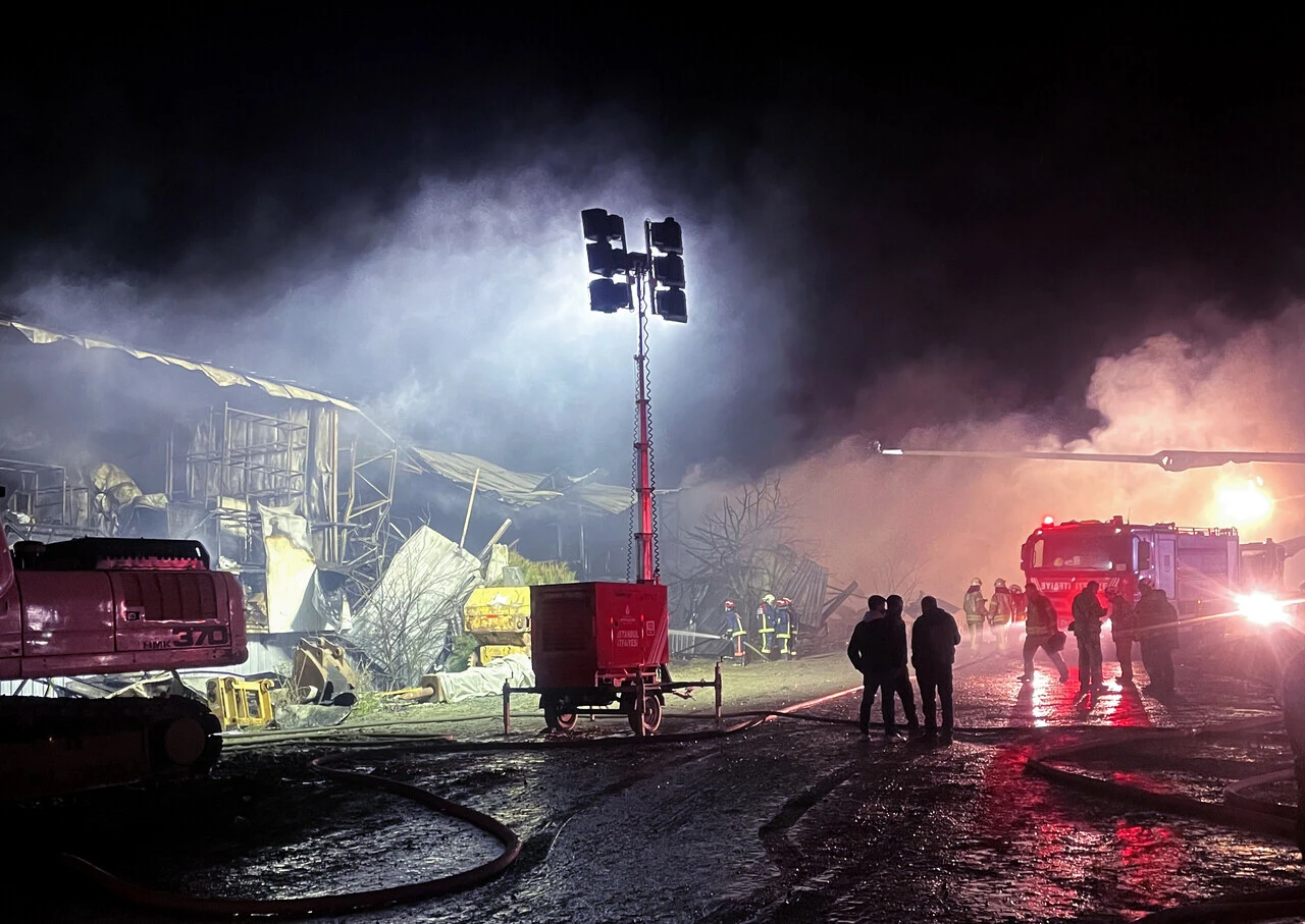 9 saattir yanan fabrikada bir işçiye hala ulaşılamadı
