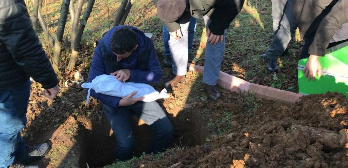 Yürekleri dağladı: 8 aylık oğlunun kefenini çözüp son kez sevdi