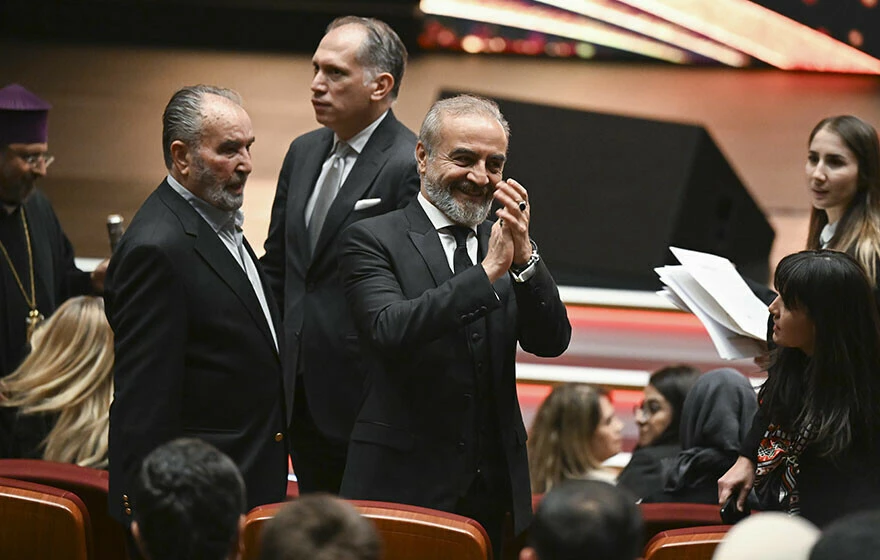 Cumhurbaşkanı Erdoğan’dan ödül alan Yılmaz Erdoğan’a sosyal medyada linç!