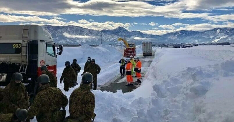 Kar yağışı nedeniyle ölenlerin sayısı artıyor! Onlarca da yaralı var