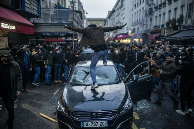 Paris'te 3 kişinin öldürüldüğü saldırının ardından PKK yandaşları sokağa indi! Şehir karıştı