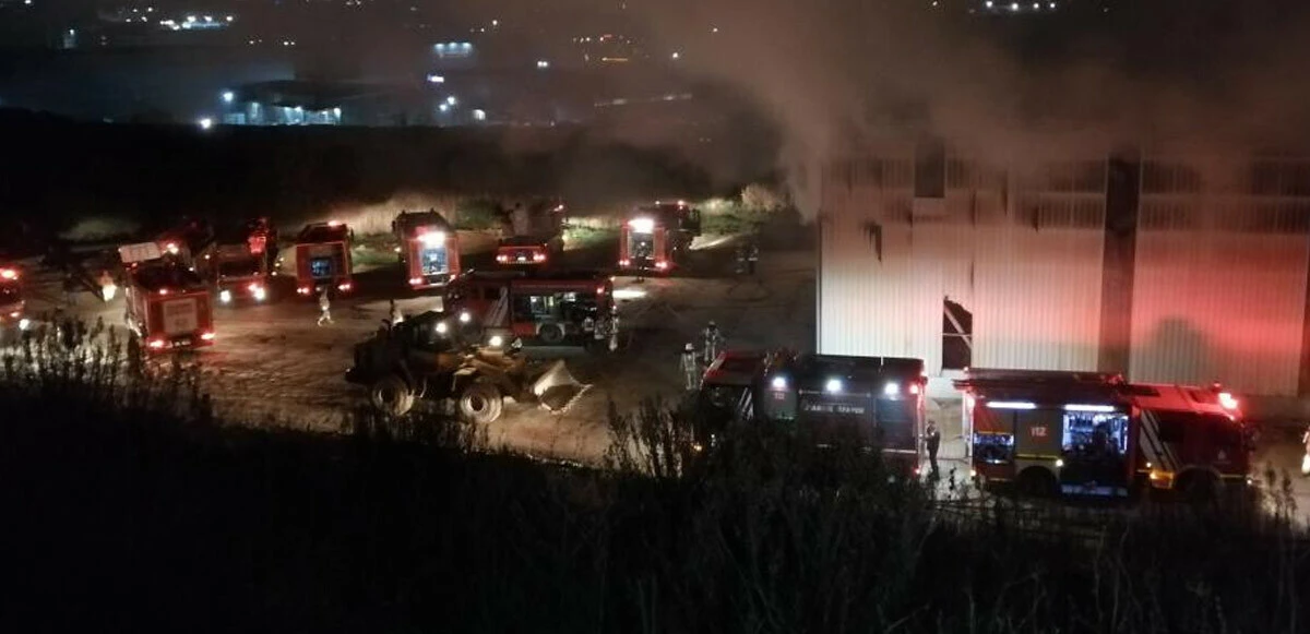 Son dakika! Tuzla'daki geri dönüşüm tesisinde korkutan yangın