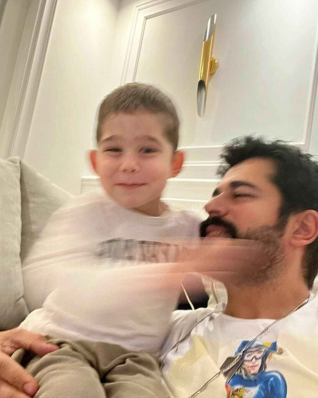 Burak Özçivit’in oğluyla pozları gündem oldu! Fahriye Evcen kayıtsız kalamadı