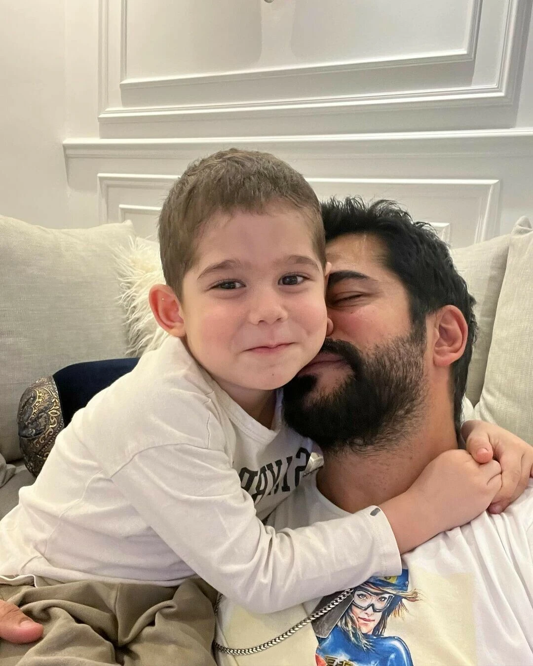 Burak Özçivit’in oğluyla pozları gündem oldu! Fahriye Evcen kayıtsız kalamadı