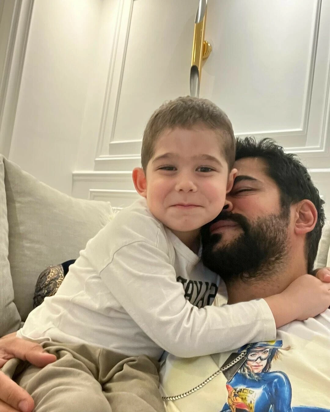 Burak Özçivit’in oğluyla pozları gündem oldu! Fahriye Evcen kayıtsız kalamadı