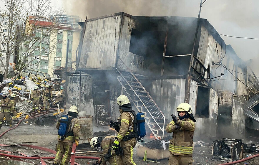 Son dakika! Maltepe'de işçilerin kaldığı konteynerde yangın çıktı