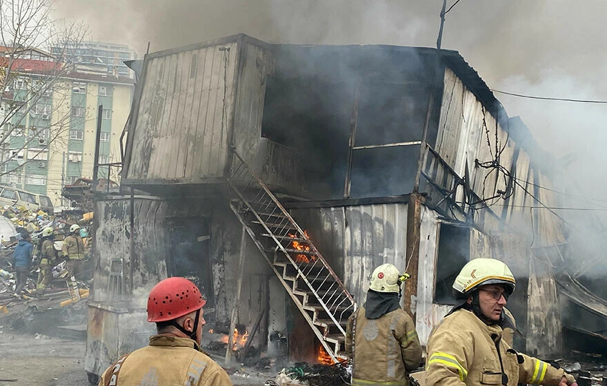Son dakika! Maltepe'de işçilerin kaldığı konteynerde yangın çıktı