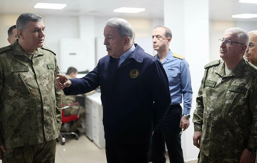 Son dakika: Bakan Akar ve komuta kademesi Suriye sınırında!