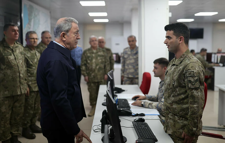 Son dakika: Bakan Akar ve komuta kademesi Suriye sınırında!