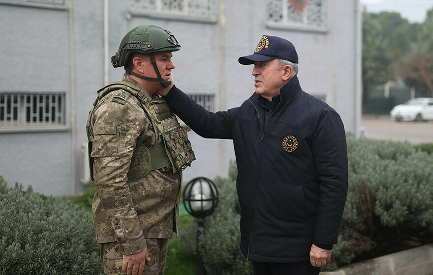 Son dakika: Bakan Akar ve komuta kademesi Suriye sınırında!