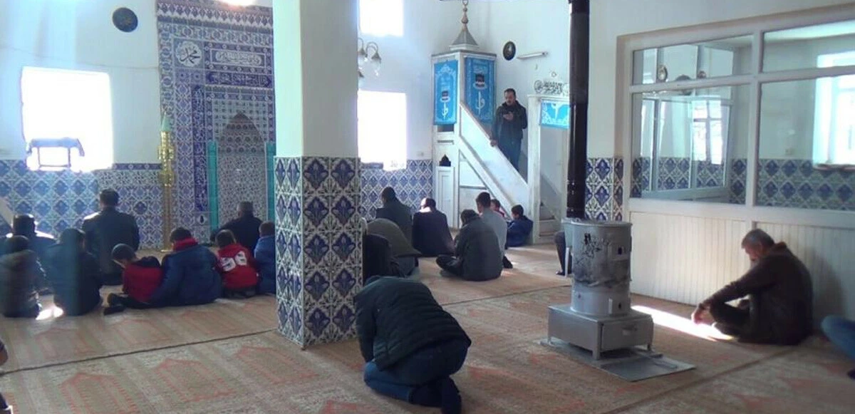 Mehmet öğretmenin yaptıkları takdir topluyor: Okulda öğretmen, camide imam