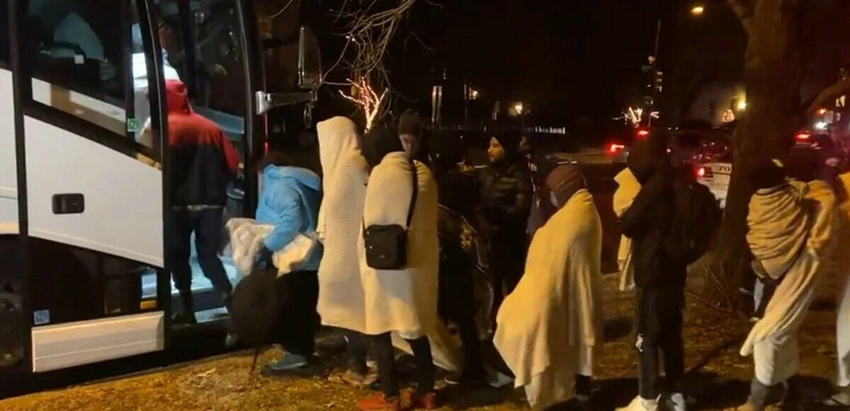 ABD Başkanı Yardımcısı Kamala Harris'in önüne otobüsler dolusu göçmen bırakıldı