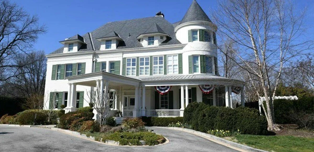 ABD Başkanı Yardımcısı Kamala Harris'in önüne otobüsler dolusu göçmen bırakıldı