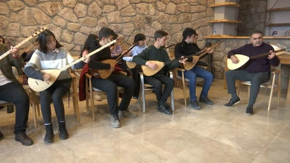 Halk müziği sanatçısı Erdal Erzincan, 4 yıldır köy köy gezerek bağlama geleneğini yaşatıyor