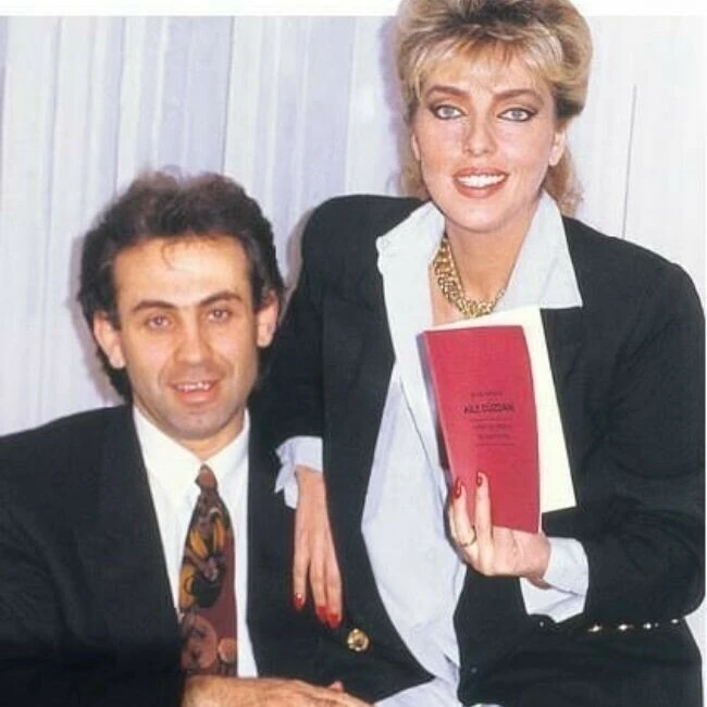 Yıllardır ABD’de yaşayan Ahu Tuğba polis kızının formalı fotoğrafını paylaştı: Babanı hiç aratmıyorsun!