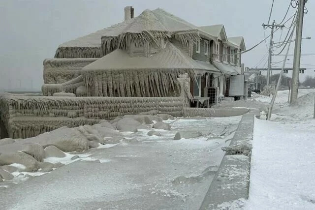 Bomba siklonu yüzünden savaş bölgesine dönüşen ABD'de yağmalamalar da başladı