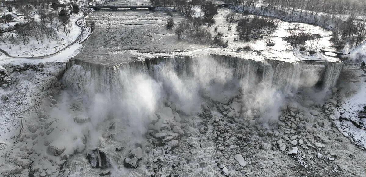 Bomba siklonu yüzünden savaş bölgesine dönüşen ABD'de yağmalamalar da başladı