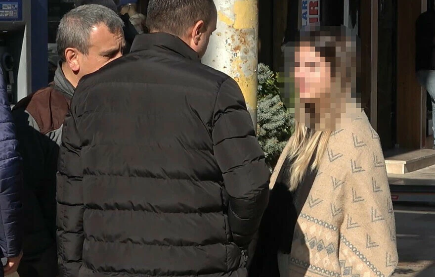 Parası bıçak zoruyla <a href=