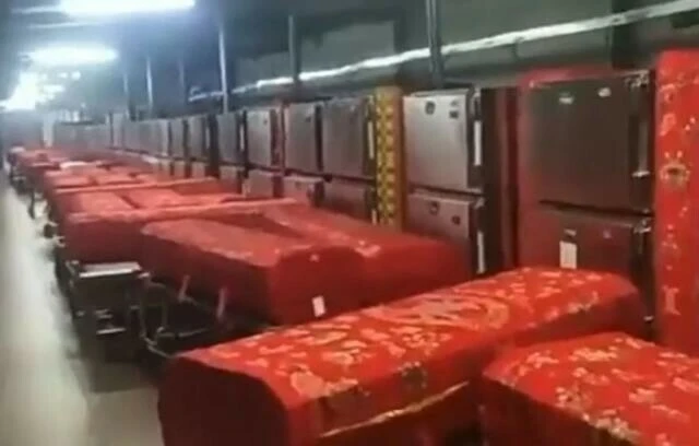 Çin'de hastaneler tepeden tırnağa dolu! Cenaze araçları uzun kuyruklar oluşturdu cesetler sokaklara taştı